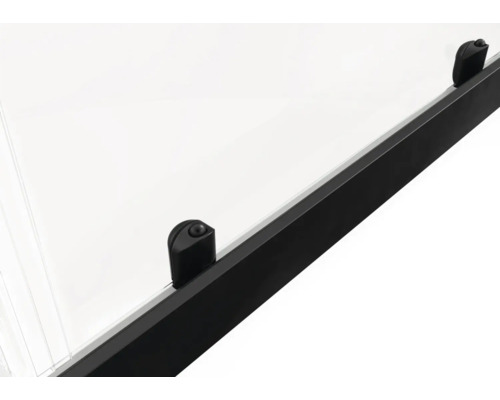Detailansicht einer Duschwand mit schwarzem Rahmen und Befestigungsdetails.