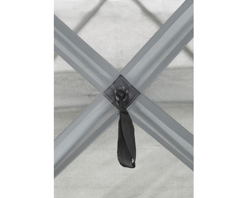 Detailaufnahme des Gestänges eines Pavillons mit Befestigungsband