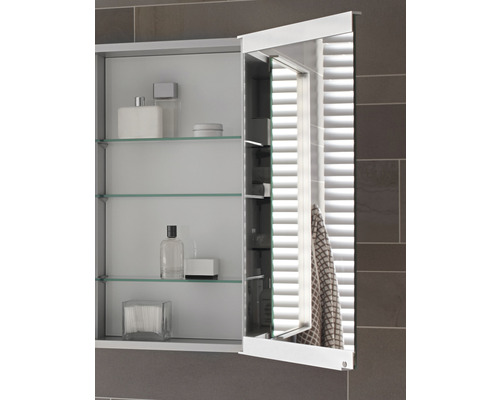 Geöffneter Spiegelschrank mit Glasböden und Badutensilien