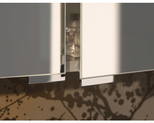 Detailaufnahme von weißen Badschranktüren mit Griffen aus Metall