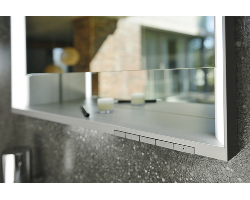 Badezimmer Spiegelschrank mit Ablage und Bedienelementen.