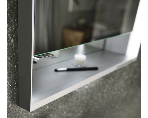 Vue détaillée d''une armoire de toilette avec étagère