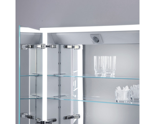 Vue intérieure d''une armoire de toilette avec étagères en verre et prise