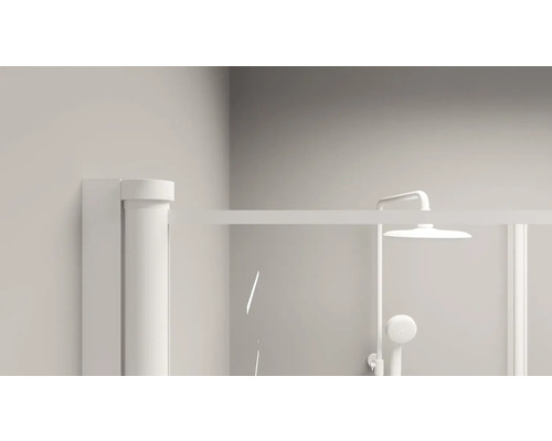 Detailansicht einer Duschkabine mit Regendusche und Handbrause