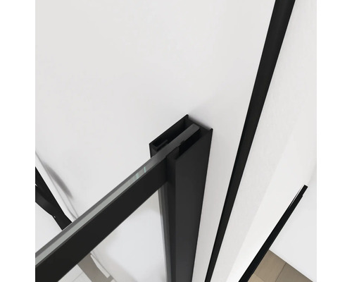 Detailaufnahme einer Duschkabine mit schwarzem Rahmen und klarem Glas