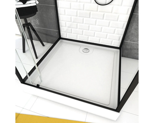 Receveur de douche carré avec cadre noir dans une salle de bains