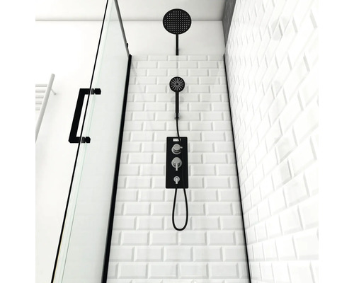 Moderne Dusche mit schwarzer Duscharmatur und weißen Metrofliesen.