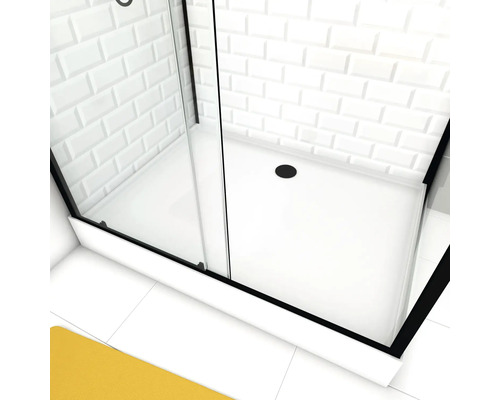 Duschkabine mit Duschwanne und Metrofliesen an der Wand