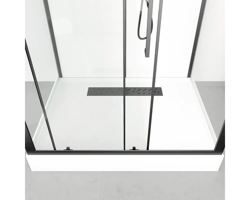 Bodengleiche Dusche mit Duschrinne und schwarzem Rahmen