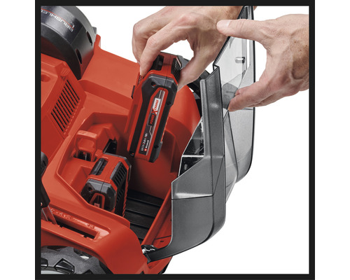 Einsetzen eines Akkus in einen Rasenmäher