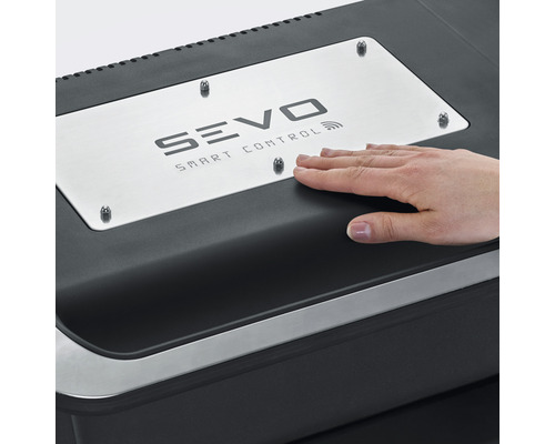 Gril Sevo Smart Control avec la main sur le panneau de commande
