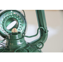 Vue détaillée d''une lampe à pétrole verte avec mèche