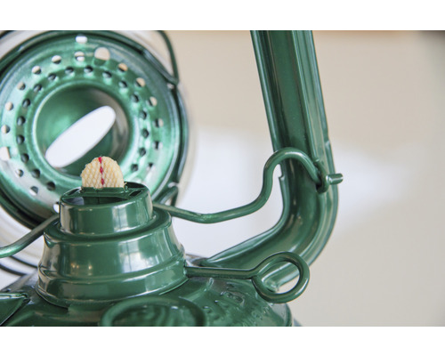 Vue détaillée d''une lampe à pétrole verte avec mèche
