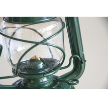 Vue détaillée d''une lampe à pétrole avec cylindre en verre et mèche