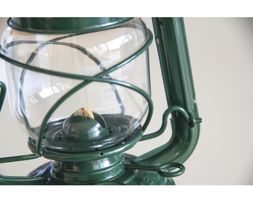Vue détaillée d''une lampe à pétrole avec cylindre en verre et mèche
