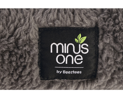 Minus One by Beeztees Logo auf einem grauen Stoff
