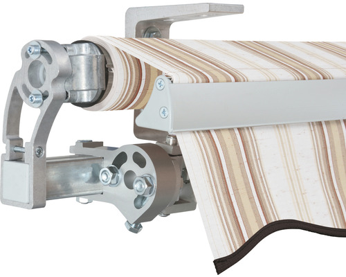 Detailansicht einer Markise mit Streifenmuster und silberfarbenen Halterungen.