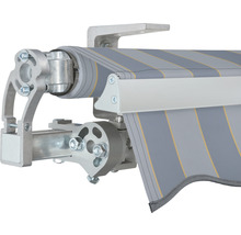 Detail einer Markise mit Streifenmuster und Metallkonstruktion