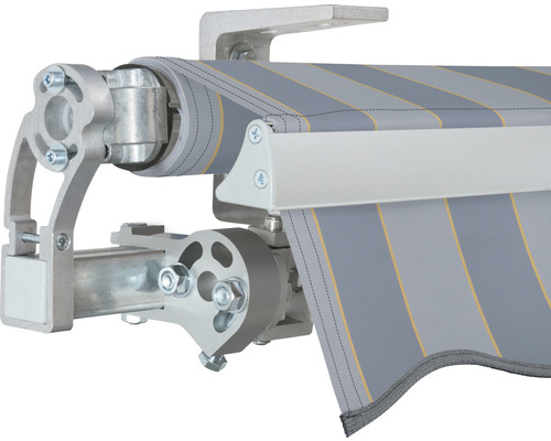 Detail einer Markise mit Streifenmuster und Metallkonstruktion