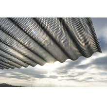 Plaque profilée ondulée avec motif losanges sur ciel nuageux
