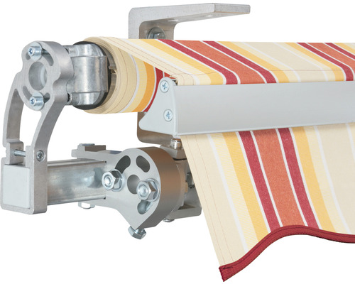 Detailansicht einer Gelenkarmmarkise mit gestreiftem Stoff und silberfarbenem Gestell