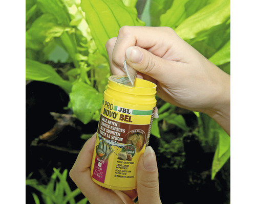 JBL Novo Bel Fischfutter Flocken Dose wird geöffnet