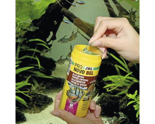 JBL Novo Bel Fischfutter Flocken Dose wird geöffnet