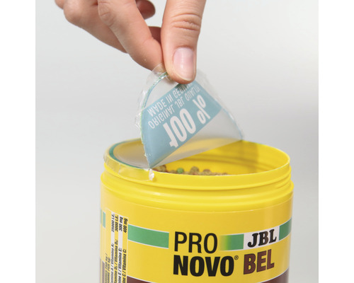 Boîte de nourriture pour poissons JBL Pro Novo Bel en cours d''ouverture