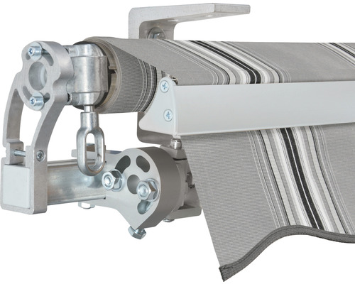 Detailansicht einer Markisenhalterung mit gestreiftem Markisenstoff