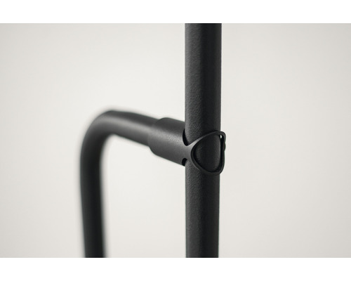 Detailansicht eines schwarzen Metallgestells mit Verbindungsstück