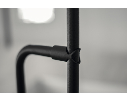 Detailansicht eines schwarzen Metallrohrgestells mit Verbindungselement