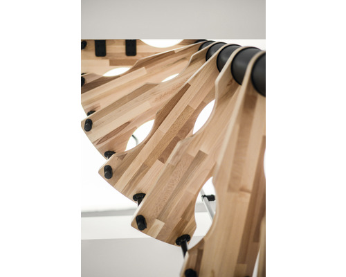 Detailaufnahme einer Holzwendeltreppe mit schwarzen Metallakzenten