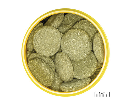 Fischnahrungstabletten in einem gelben Behälter