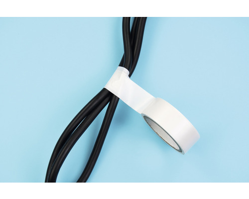 Câbles électriques fixés avec du ruban isolant