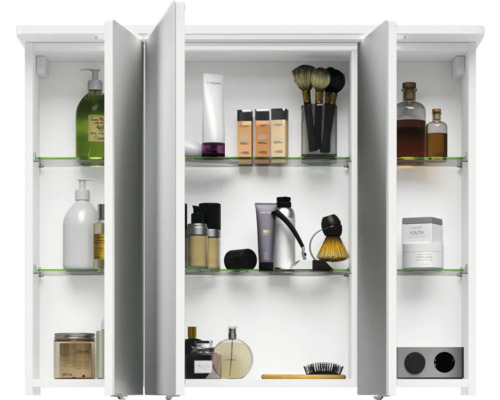 Weißer Spiegelschrank mit drei Türen und Glasablagen, gefüllt mit Kosmetikprodukten