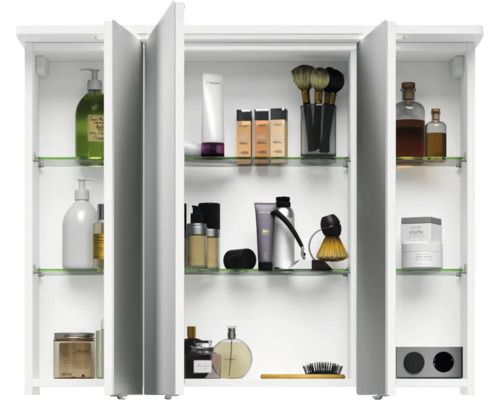 Weißer Spiegelschrank mit Glasböden und verschiedenen Kosmetikprodukten