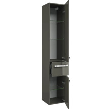 Offener Badezimmerschrank mit Regalen und Schublade