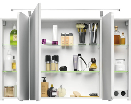 Offener Spiegelschrank mit Glasböden und verschiedenen Badartikeln