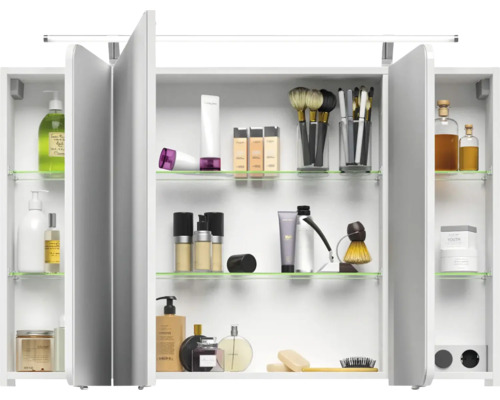 Weißer Spiegelschrank mit drei Türen und verschiedenen Badartikeln