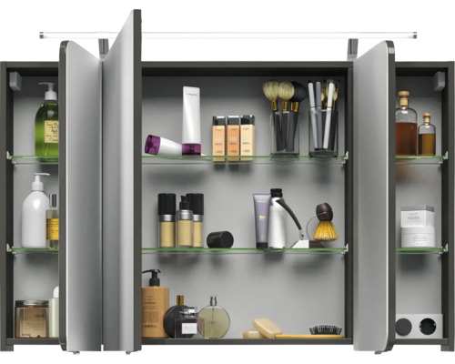 Offener Spiegelschrank mit mehreren Glasböden und diversen Badartikeln
