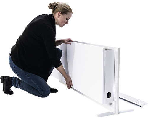 Frau montiert einen weißen Klapptisch