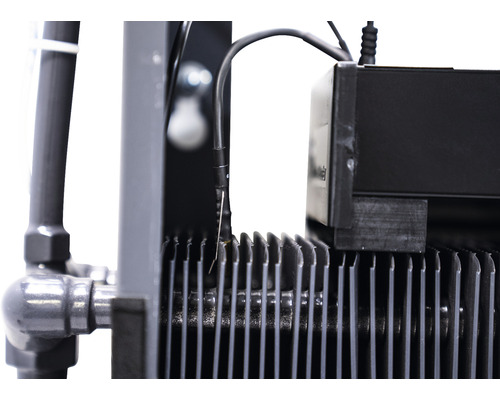 Detailaufnahme eines Geräts mit Kühlrippen und Sensor