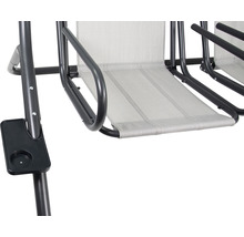 Détail d''une balancelle de jardin avec porte-gobelet