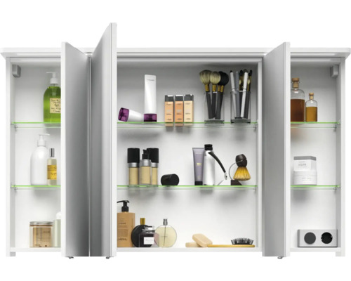 Geöffneter Spiegelschrank mit Kosmetikprodukten auf Glasablagen.