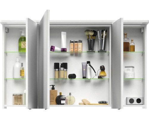 Offener Badezimmerspiegelschrank mit Kosmetikartikeln auf Glasablagen