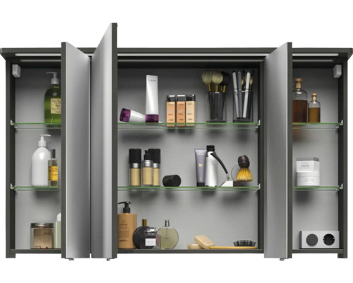 Offener Spiegelschrank mit Kosmetikprodukten auf Glasablagen