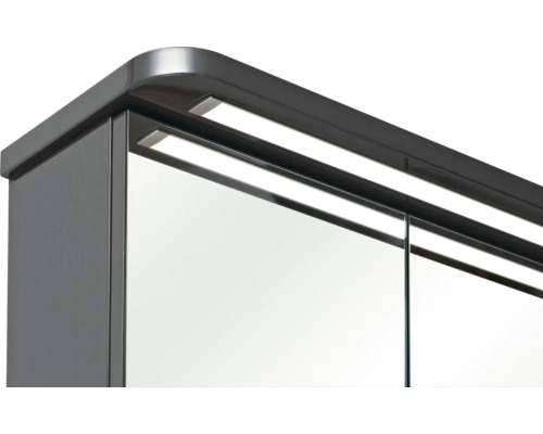 Detailansicht eines Spiegelschranks mit Beleuchtung