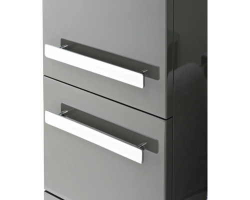 Detailansicht eines grauen Badezimmerschranks mit zwei Schubladen und horizontalen, silberfarbenen Griffen