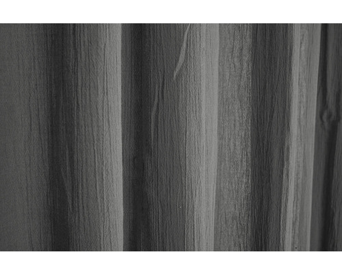 Graue Stoffgardine mit Falten