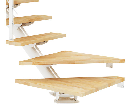 Detailaufnahme einer Wendeltreppe mit Holzstufen und weißem Geländer